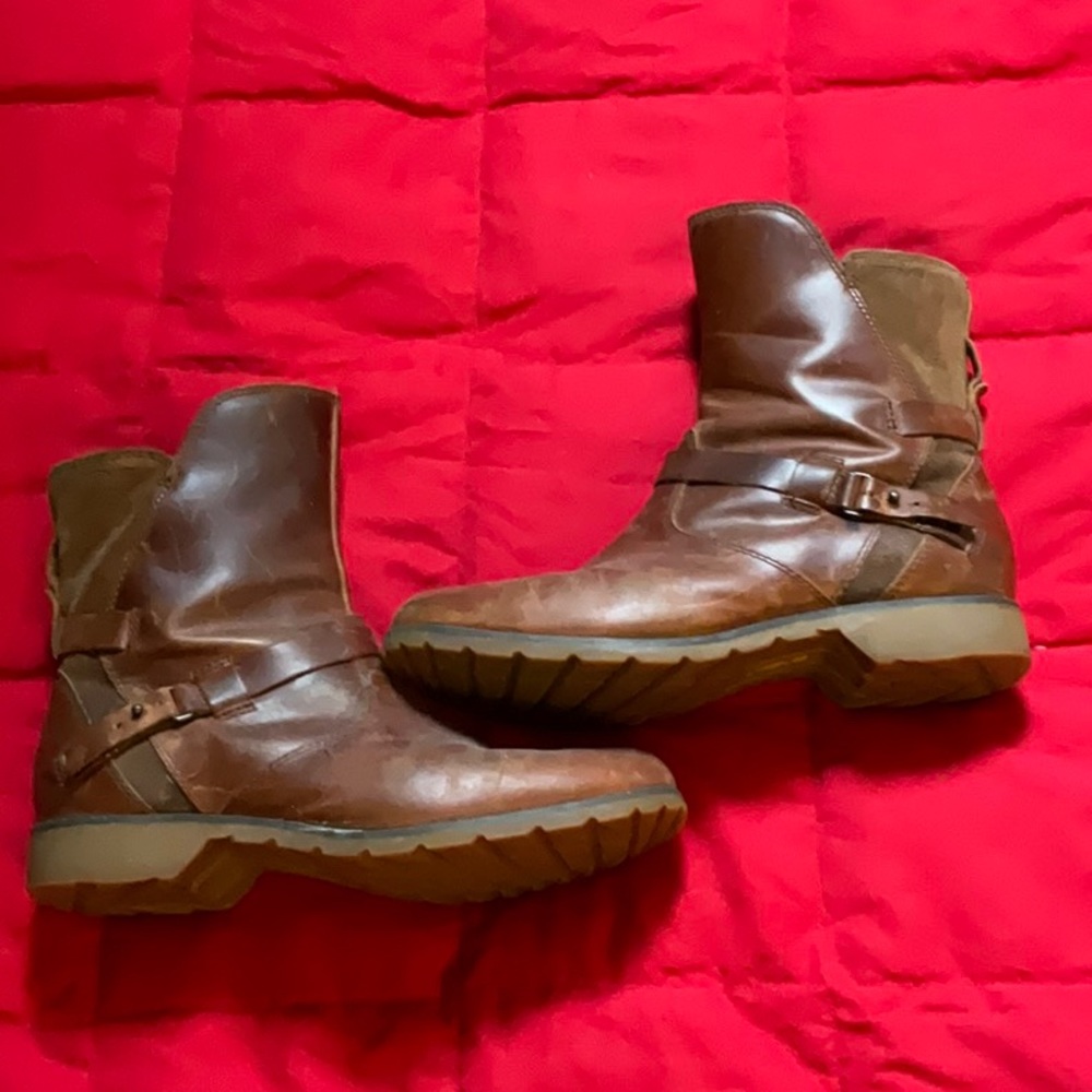 Teva De La Vina low boot.